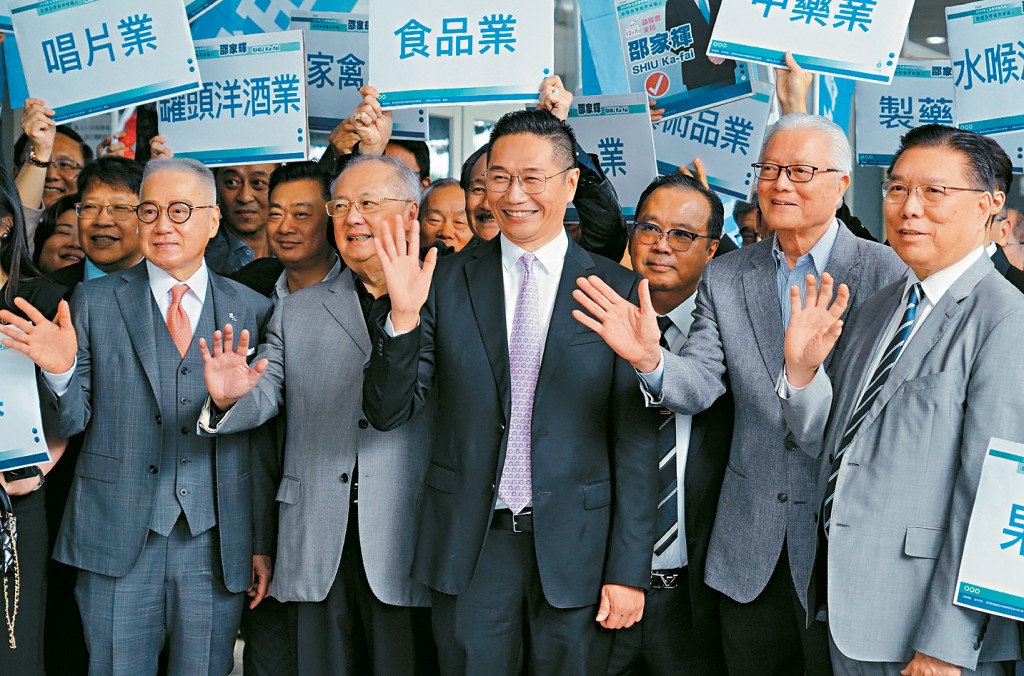 邵家輝昨到政總報名參選，競逐連任批發及零售界議員。