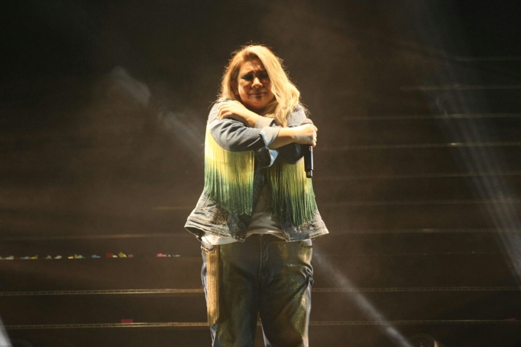 欣宜唱畢更用雙手環抱自己、像與母親擁攬著。