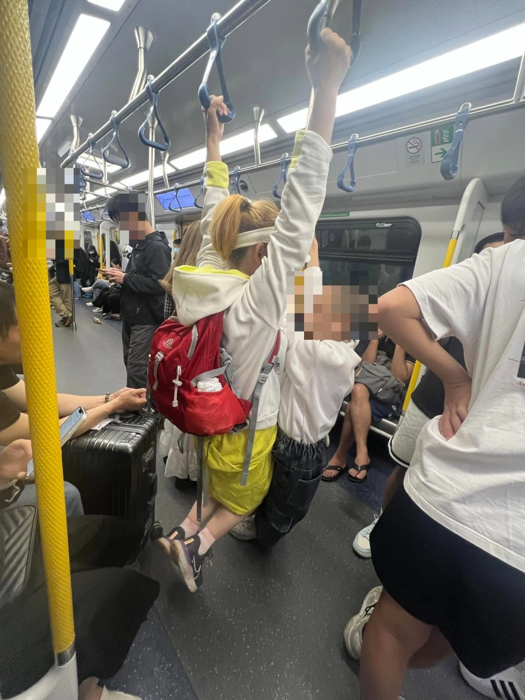 該母子在車廂内大玩單杠。threads@zac._.0522 該母子在車廂内大玩單杠。threads@zac._.0522