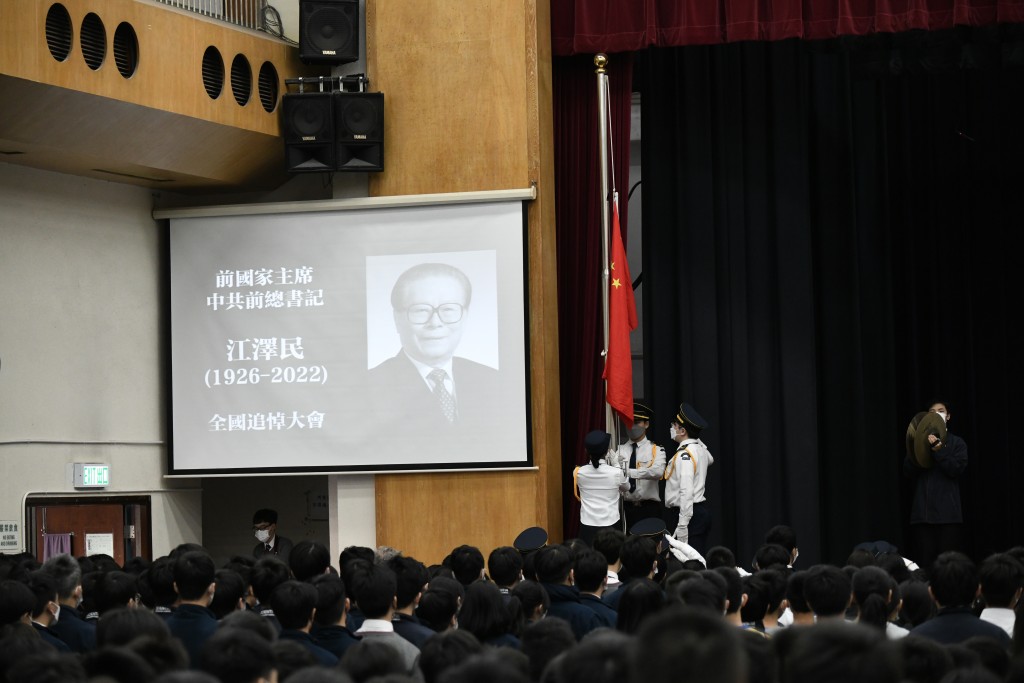 校方奏唱國歌並下半旗誌哀。黃頌偉攝