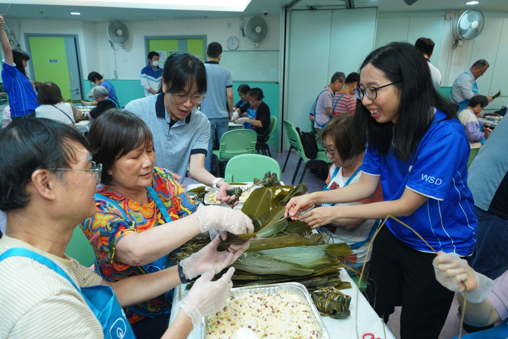 留港長者在「糉有你心」活動中，與義工一同交流分享包糉的樂趣。