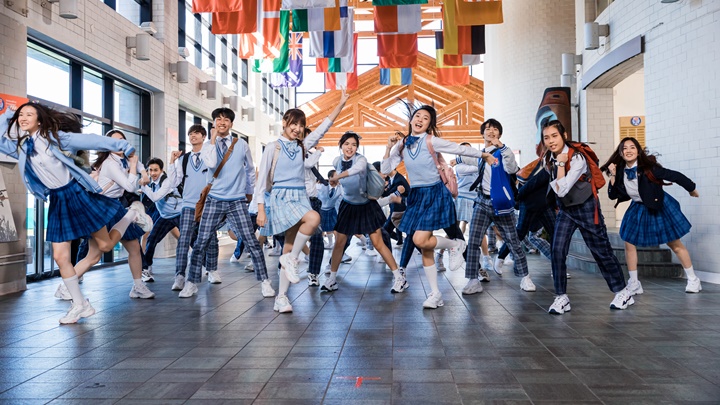 鍾柔美推介劇中的歌舞場面,甚有音樂劇的感覺。 鍾柔美推介劇中的歌舞場面,甚有音樂劇的感覺。