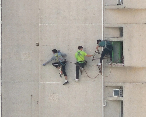 建築工人在建築物外牆施工。將軍澳主場FB圖