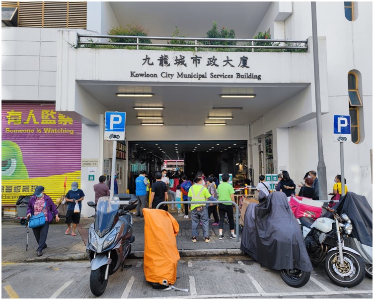 市民進入九龍城街市前掃碼。