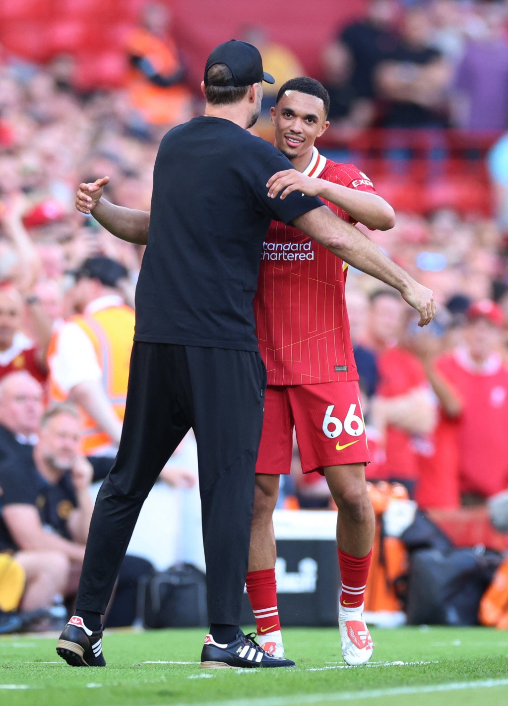 利物浦与球员逐一拥抱。Reuters