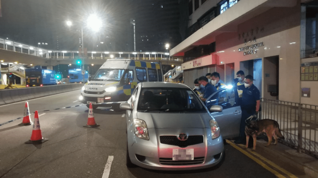 緝毒犬協助搜車。警方圖片