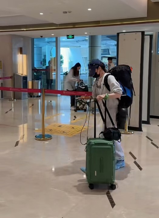 張栢芝早前孭住大包小包由北京飛到西班牙。