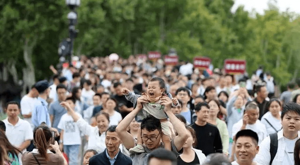 西湖断桥游人如织。