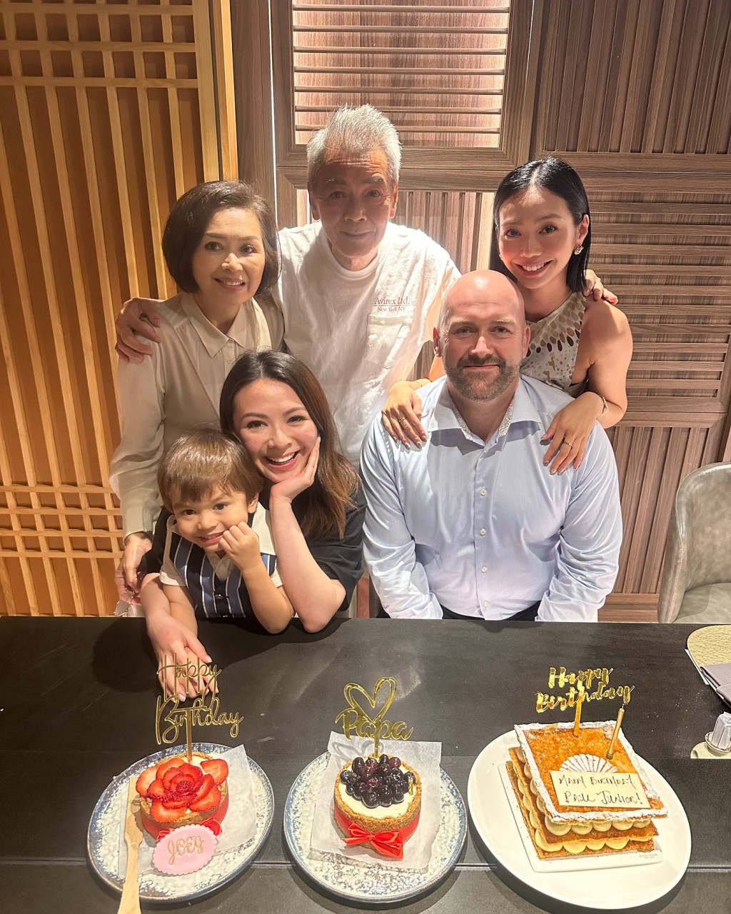 JW的家姐Cindy Wong贴出生日照，JW与爸爸及姐夫一同庆生。
