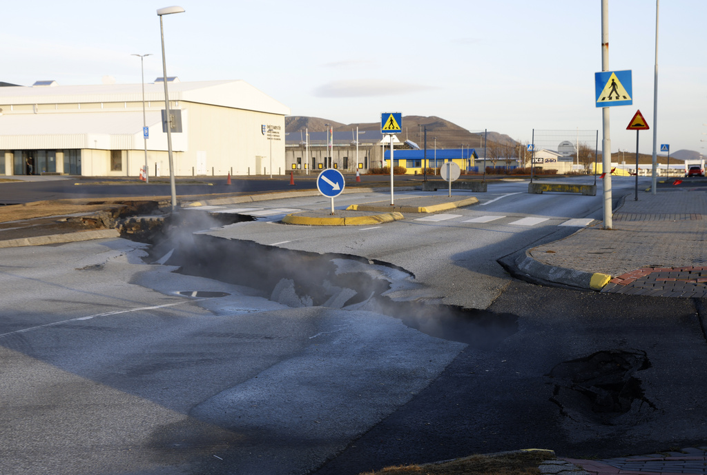 地震令冰島格林達維克道路損毀。美聯社