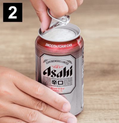 然後向上拉起，罐蓋與罐身即可輕易分離。（圖：Asahi）