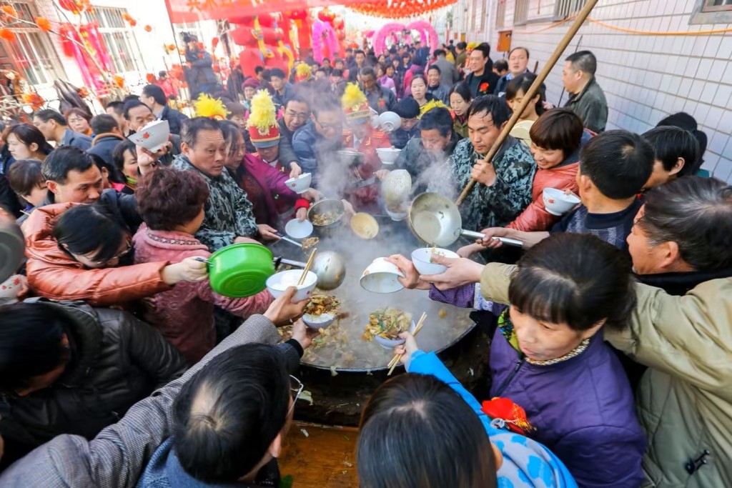 云南有地方以卫生安全为由，要求农村办酒席多过5桌，须提前10日向官方报备。网络图片