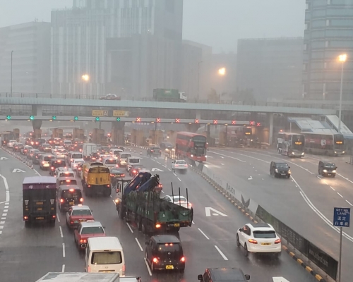 本港早上連場暴雨。