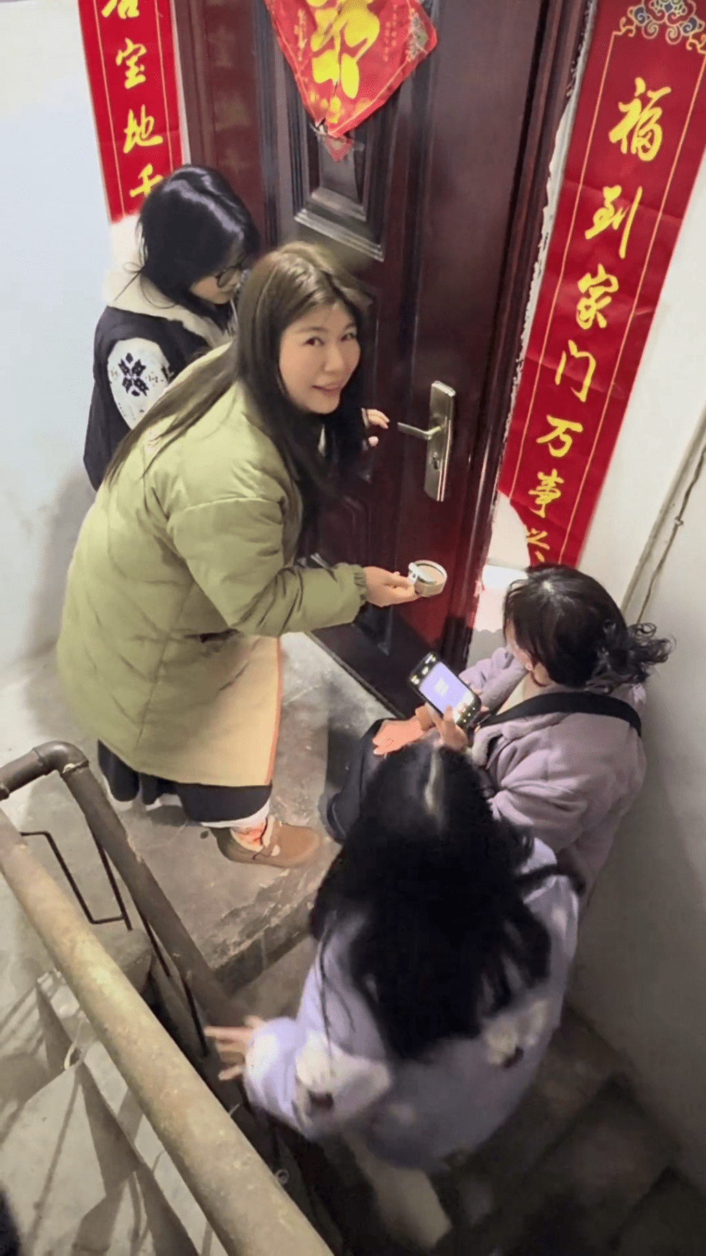 胡女士除夕夜全家忘帶鑰匙,靠醒目貓咪5分鐘建奇功。 抖音 胡女士除夕夜全家忘帶鑰匙,靠醒目貓咪5分鐘建奇功。 抖音