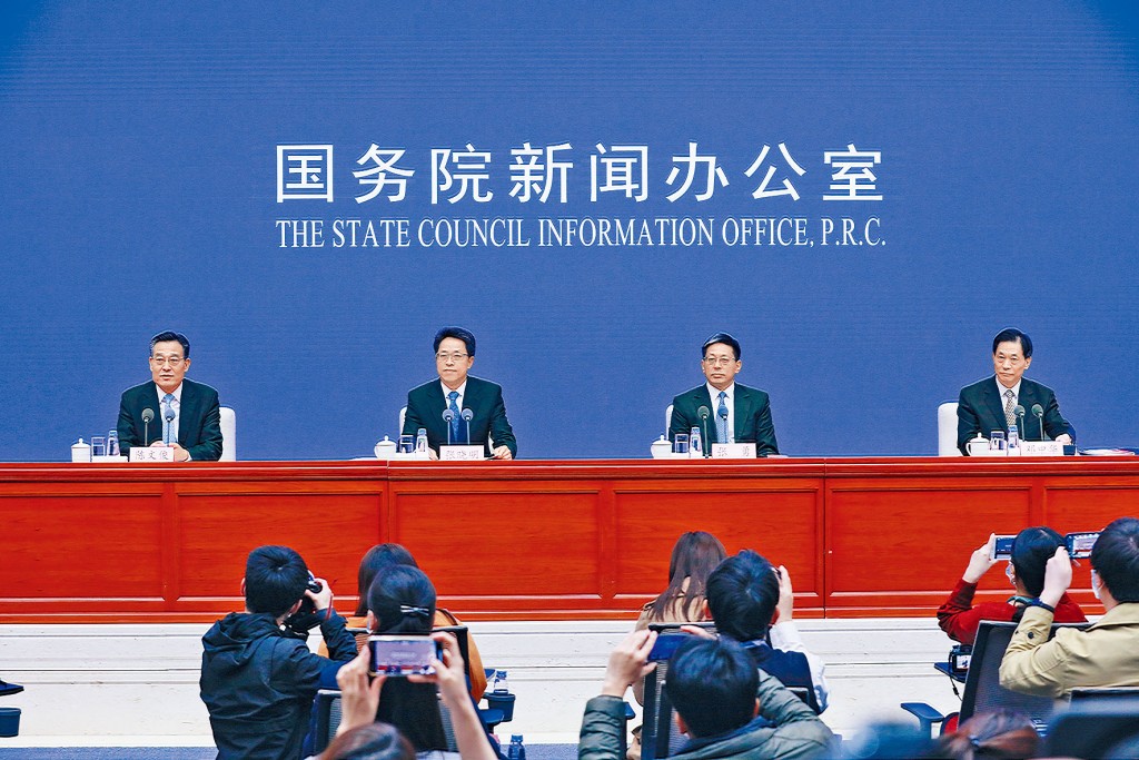 ■國務院港澳事務辦公室常務副主任張曉明、副主任鄧中華和全國人大常委會法制工作委員會副主任張勇，介紹全國人民代表大會關於完善香港特別行政區選舉制度的決定。