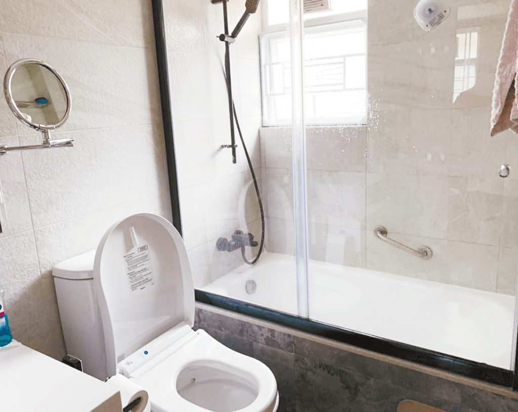 浴室以純白色設計，感覺簡約舒適。