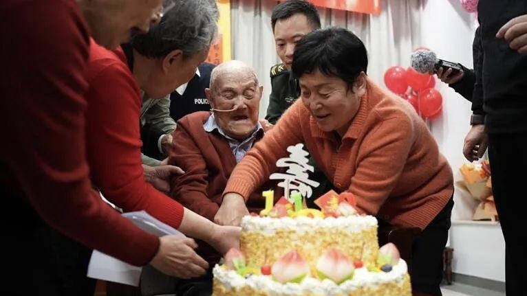 開國少將張力雄喜迎110歲生日。