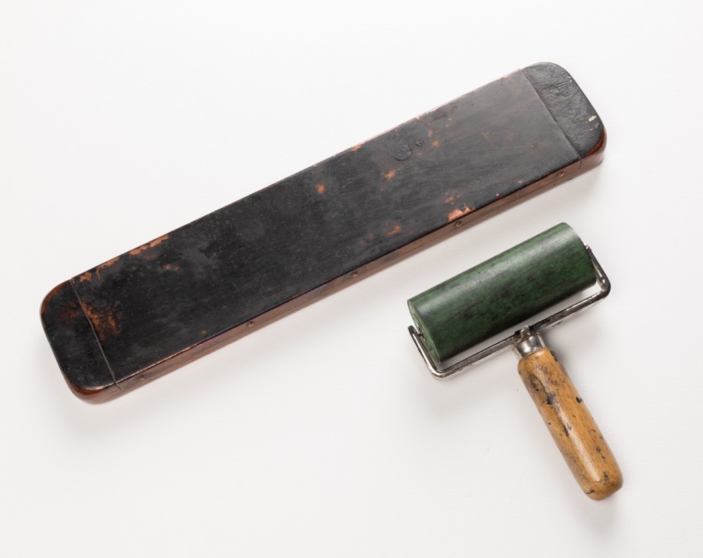 登記身分證時套取指紋的工具。