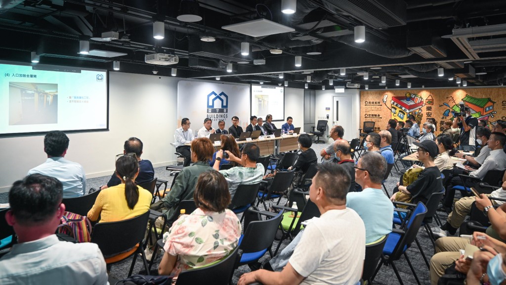 屋宇署辦講座介紹住宅室內改動須知，逾1200人參加。政府新聞處