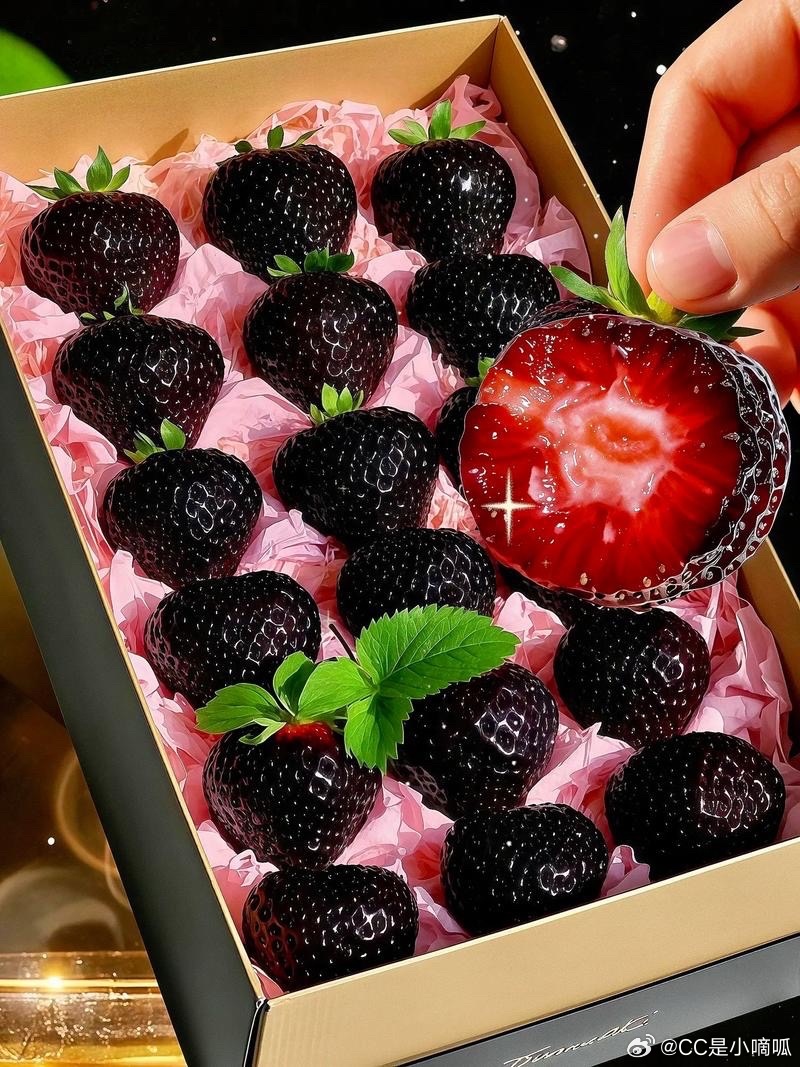 內地「黑色士多啤梨」應市，高昂售價引起關注。微博@CC是小嘀呱