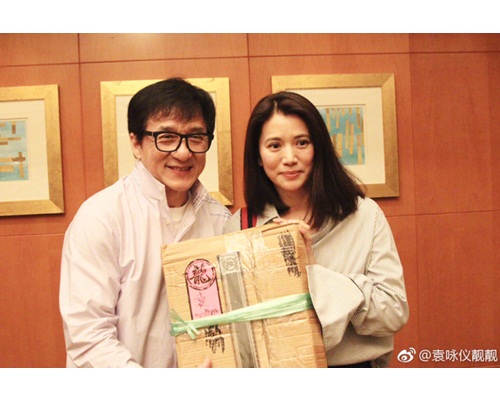 成龍還送禮物給靚靚