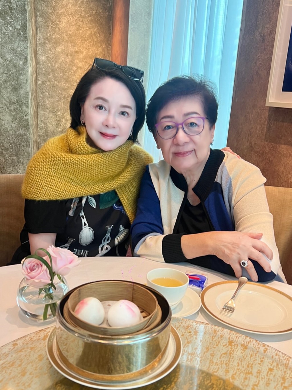 查小欣今日上載和梁朝偉媽媽的合照，86歲的偉媽雍容華貴。