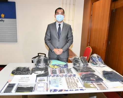 警方拘捕4名中學生涉嫌搶劫及行劫。