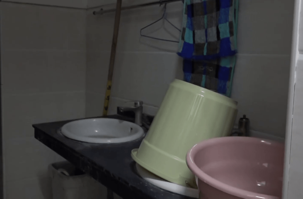 洞庭湖災民安置點有單獨的洗漱間和衛生間。