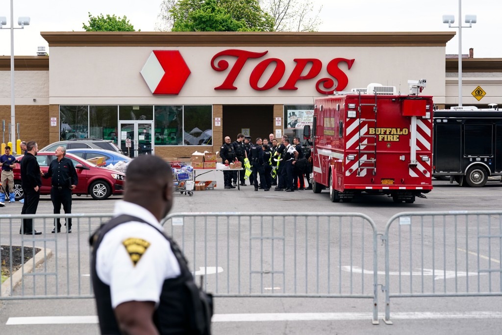 水牛城超市槍擊案造成10名黑人死亡。美聯社