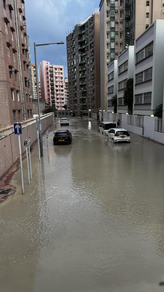 九龍城士他令道有水管爆裂,淹沒附近路面,水深更及小腿。網上圖片 九龍城士他令道有水管爆裂,淹沒附近路面,水深更及小腿。網上圖片