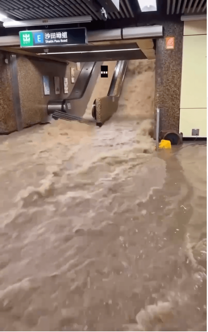 黄大仙站暴雨期间雨水涌入。网上图片