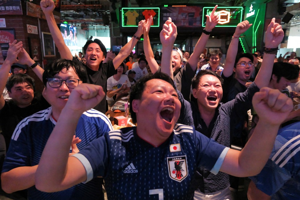 球迷早前在上海酒吧觀看日本對戰瑞典的賽事。路透社
