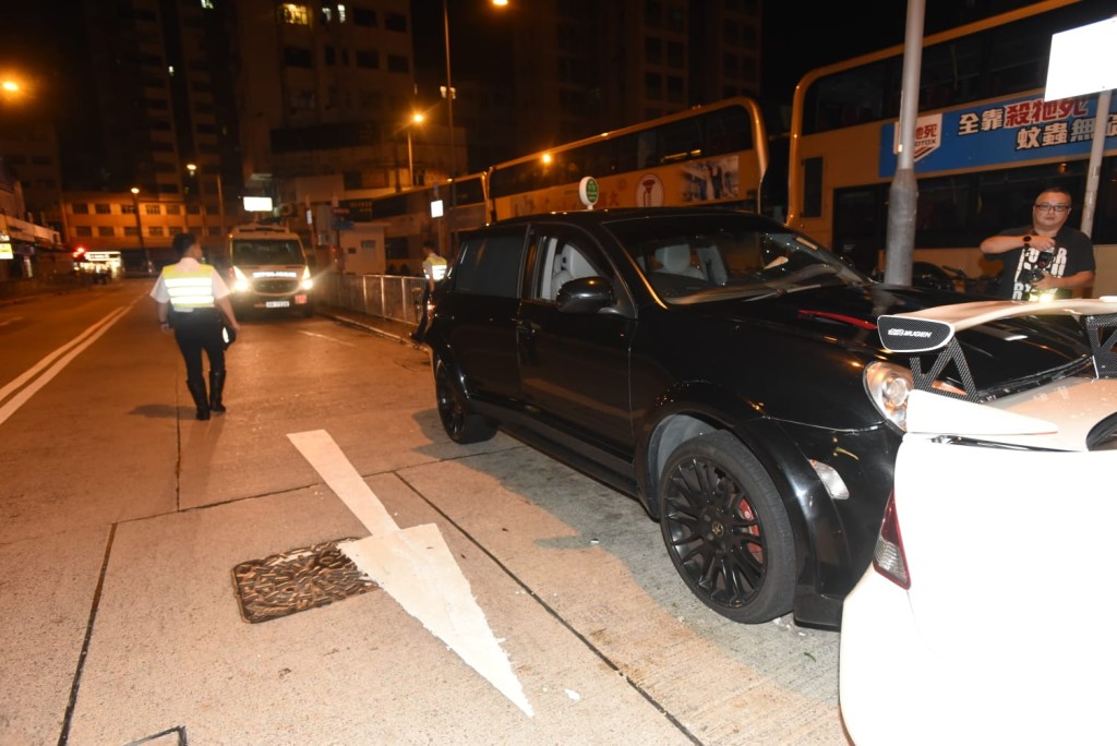 四驅車在無人駕駛下溜前,撞向一輛白色私家車車尾始停下。