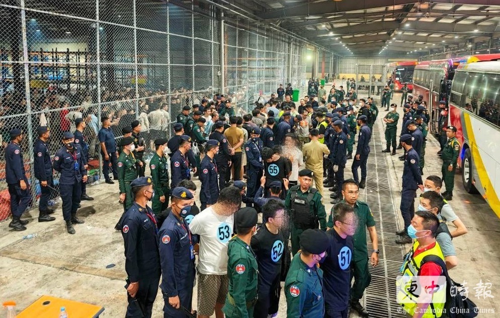 柬埔寨连续两日遣返逾400名中国籍电骗疑犯回中国。柬中时报