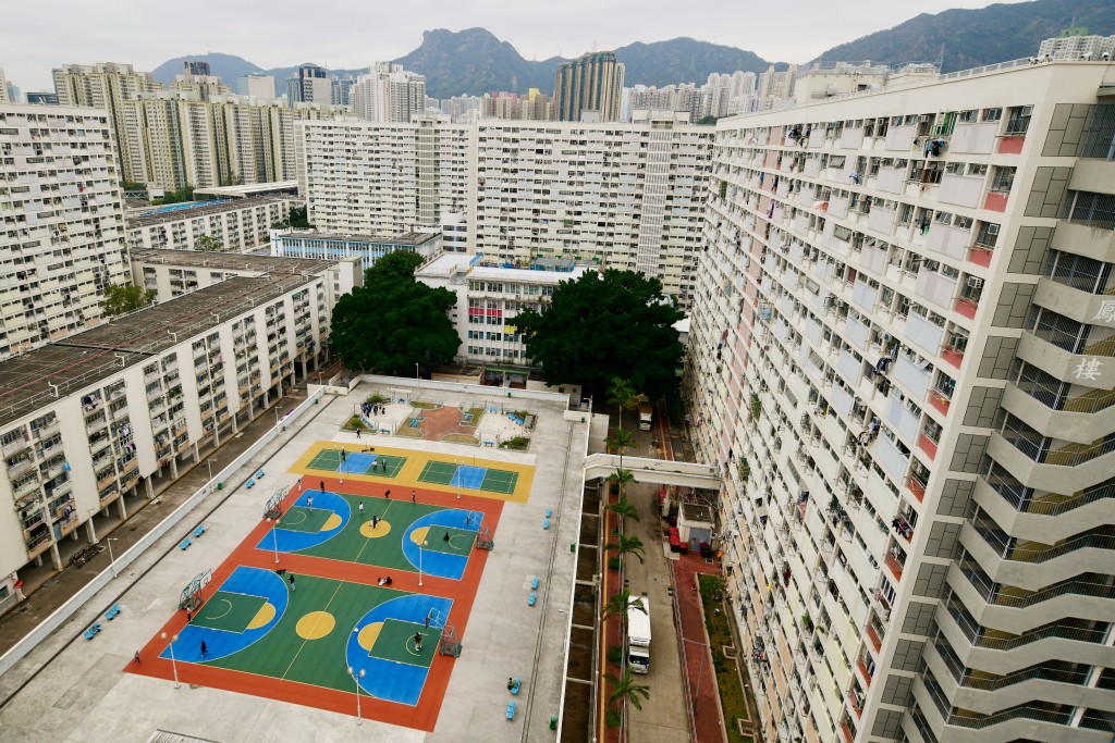 網民補充，彩虹邨「對面買餸又便，地鐵樓下，咩車都有得坐」，附近更有圖書館、游泳池等設施，生活配套完善。(圖片來源：公屋討論區 - 香港facebook群組)