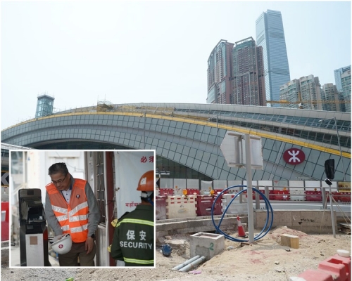 不少港鐵職員在車站地盤出入。