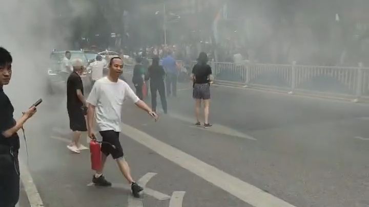 重慶滋事男在街頭點燃電單車2人傷。