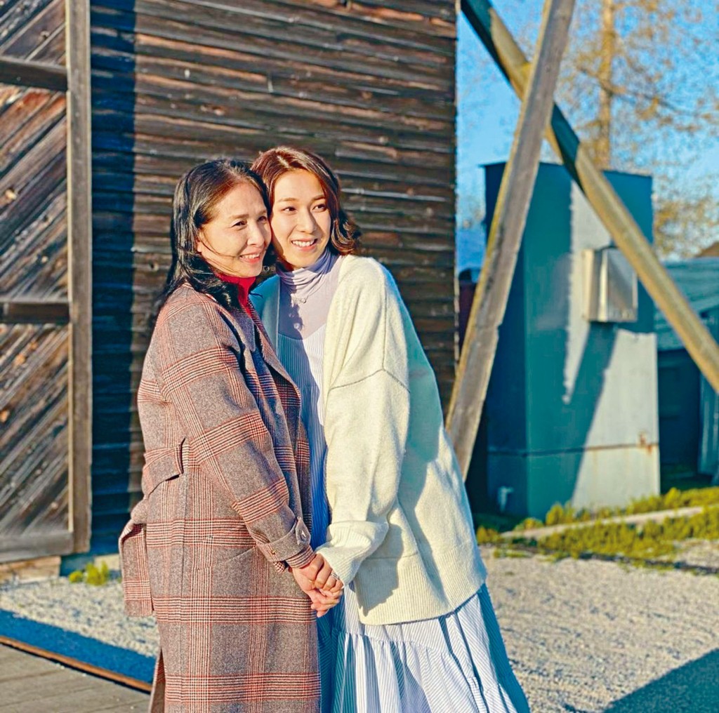 为庆祝母亲节，嘉欣将歌曲《做你的晨曦》重新拍摄了特别版MV，以答谢妈咪。