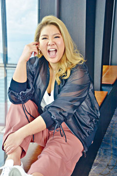 ■欣宜首聽到《救命歌》的Demo已很感動。