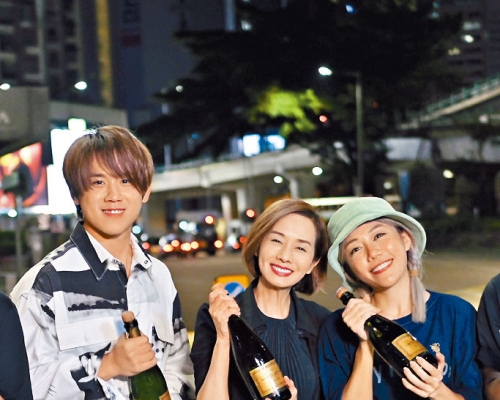 《阿媽有咗第二個》日前煞科，姜濤、毛姐和彭導演齊開香檳慶祝。