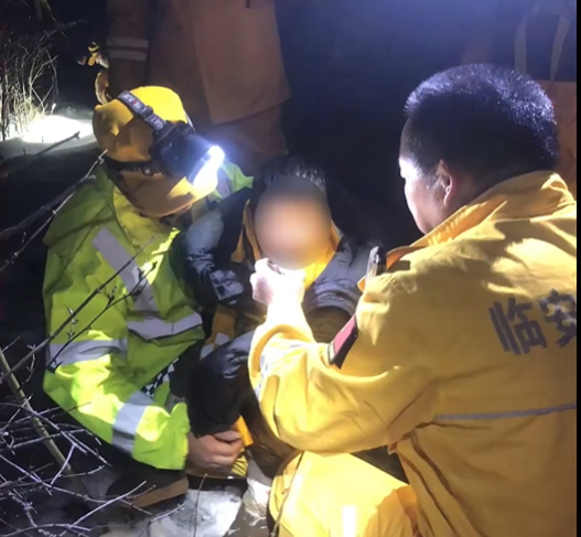 2岁男童出现失温状态，救援人员立即为他急救。网片截图