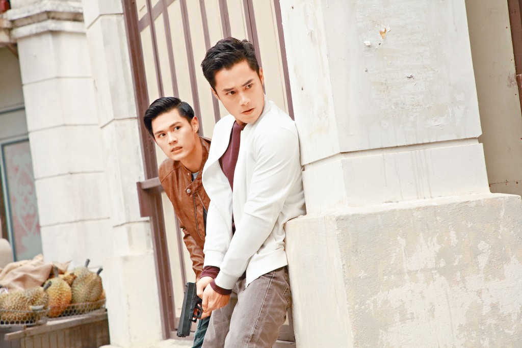 孔德贤（前）挑战开枪，似模似样。