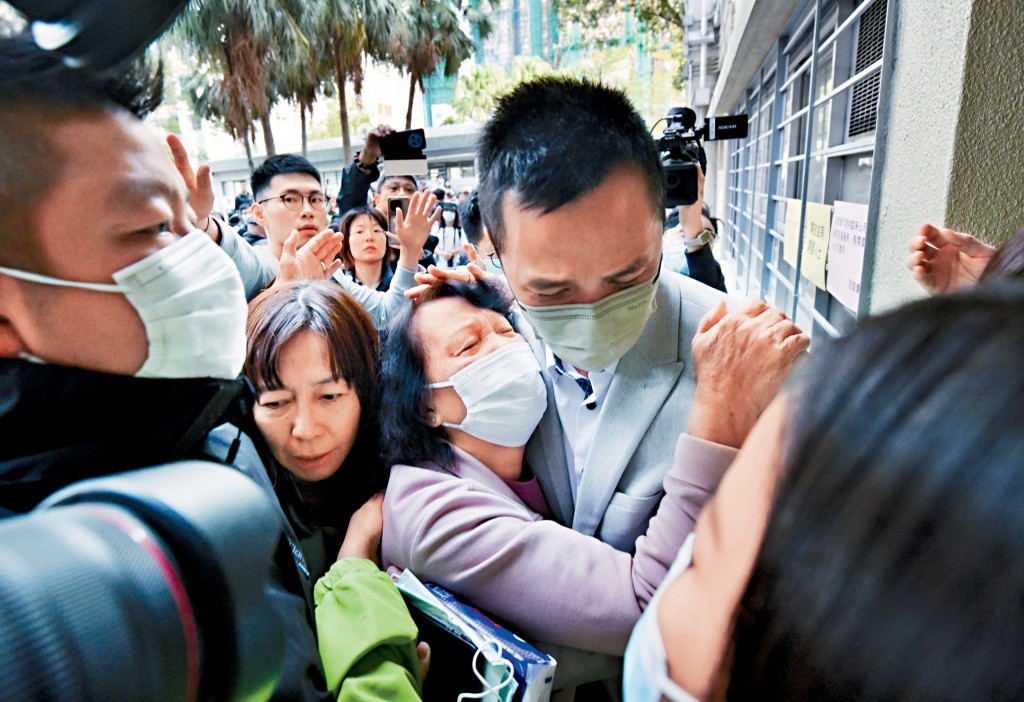 有失聯者家屬昨日到廣福社區會堂辨認遺體相片後失聲痛哭。