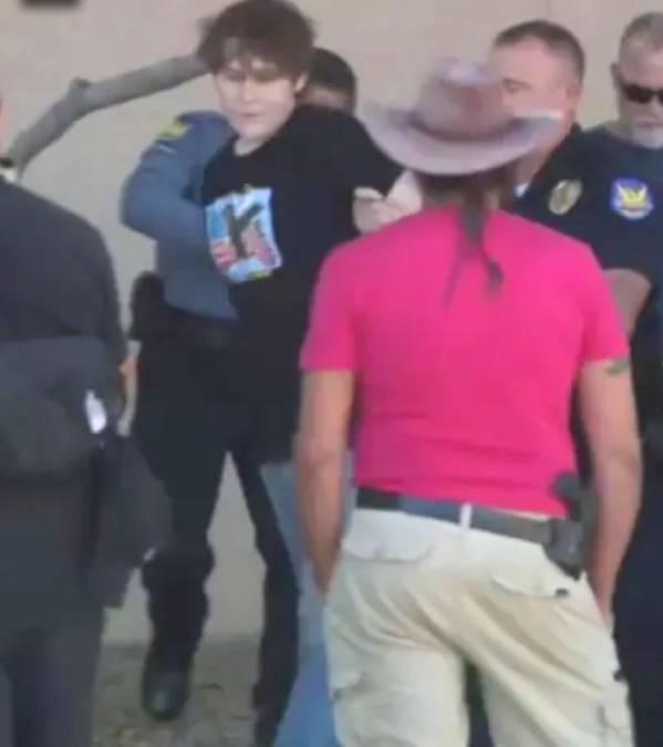 Corral犯案時,身穿槍殺Charlie Kirk的疑兇的同款T恤。霍士新聞截圖 Corral犯案時,身穿槍殺Charlie Kirk的疑兇的同款T恤。霍士新聞截圖