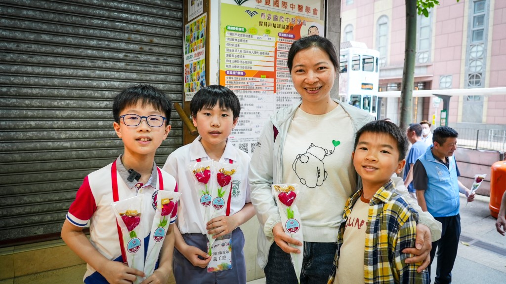 李小姐感謝兩位大使,「多謝你哋,令我嘅母親節過得更加有意義。」 李小姐感謝兩位大使,「多謝你哋,令我嘅母親節過得更加有意義。」