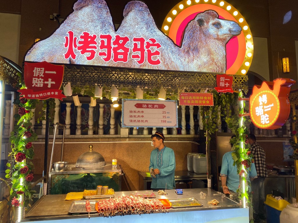 维族小贩卖「烤骆驼」。刘克刚摄