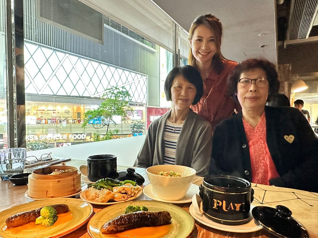郑萃雯Karen(后) 与妈妈(左)及奶奶(右)合影。 郑萃雯Karen(后) 与妈妈(左)及奶奶(右)合影。