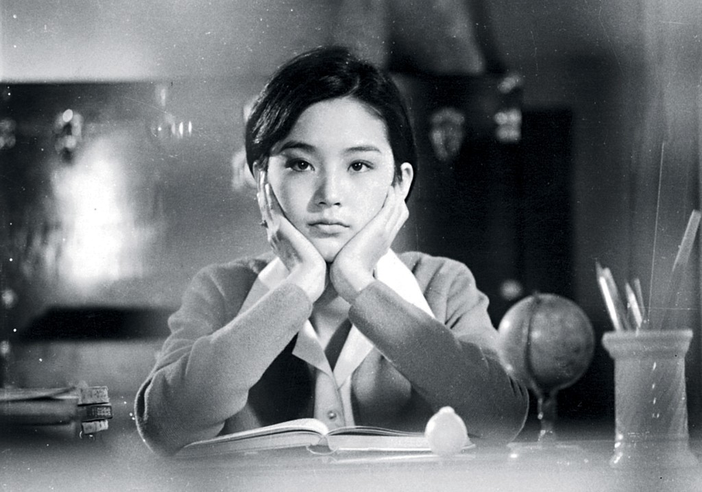 林青霞1973年拍瓊瑤電影《窗外》出道，當年的林青霞剛從高中畢業，氣質清純甜美。