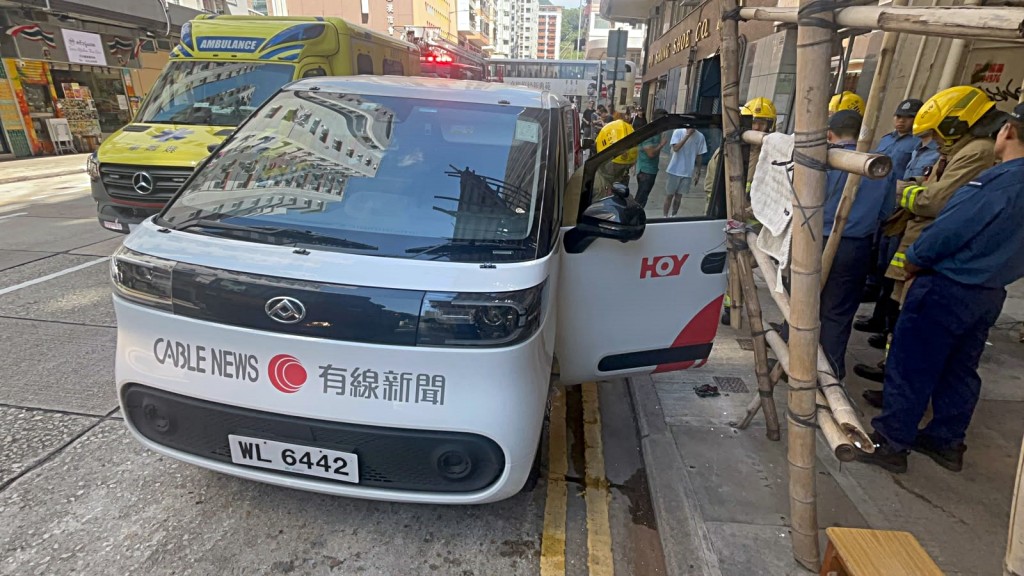 消防到場將火救熄。楊偉亨攝 消防到場將火救熄。楊偉亨攝