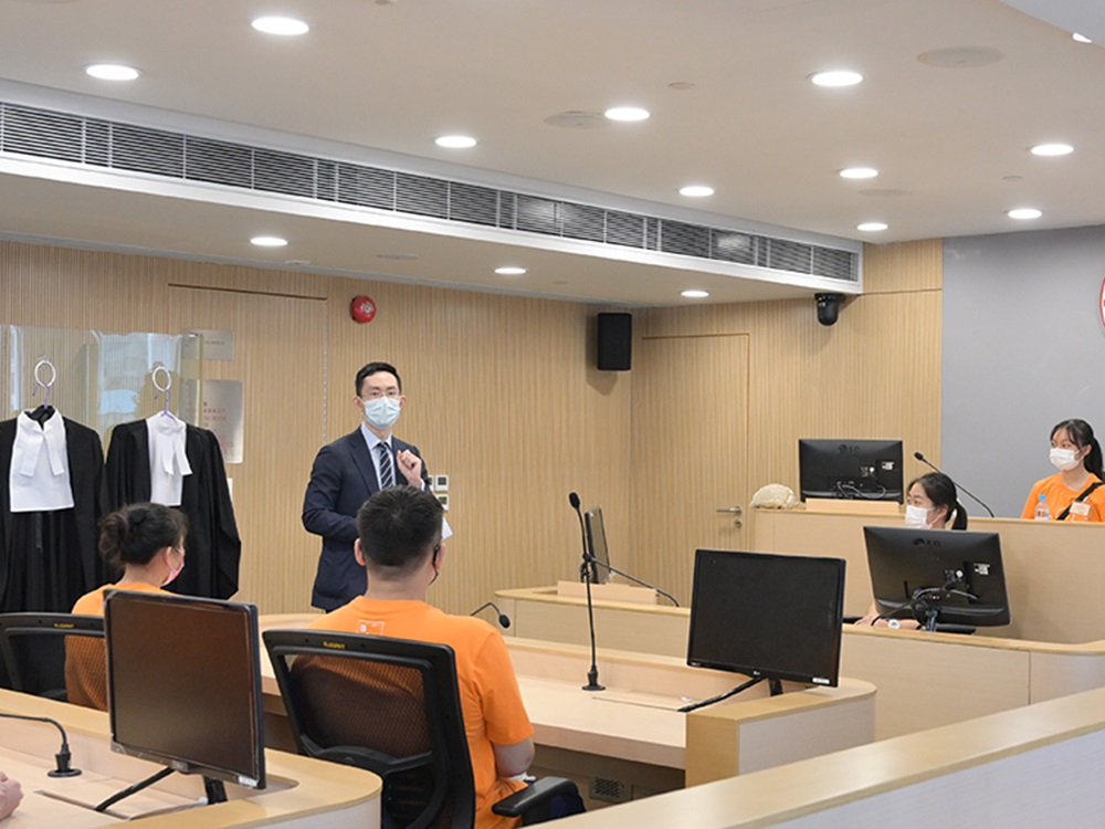 學生在模擬法參觀並聽取講解。鄭若驊網誌圖片